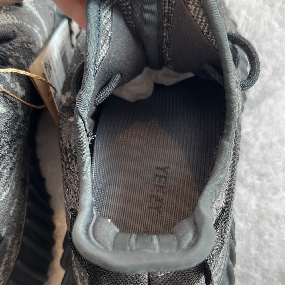 NWT Adidas Adult Yeezy Boost 350 V2 - Black and Gray - Picture 5 of 7